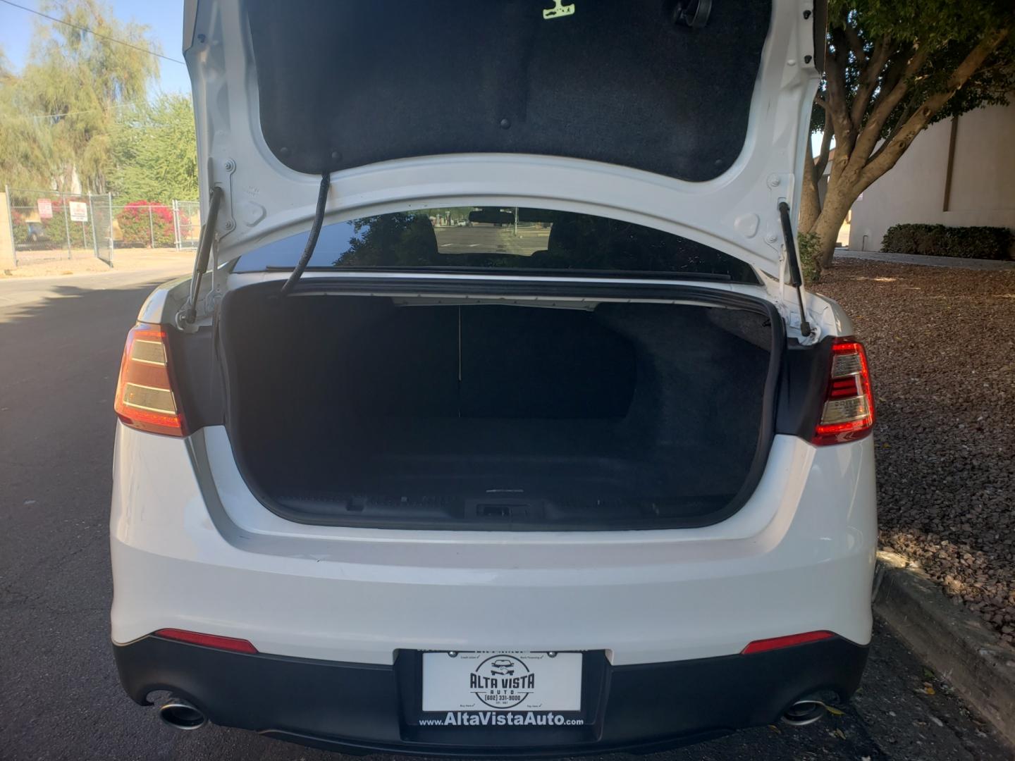 2018 WHITE /Tan and black Ford Taurus SE FWD (1FAHP2D83JG) with an 3.5L V6 DOHC 24V engine, 6A transmission, located at 323 E Dunlap Ave., Phoenix, AZ, 85020, (602) 331-9000, 33.567677, -112.069000 - Photo#16